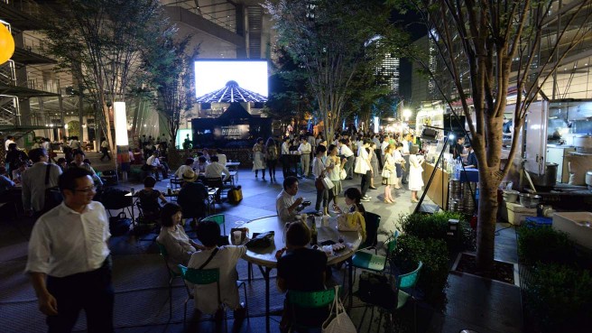 s03地上広場で飲食・夜