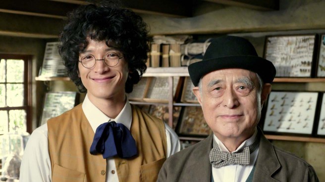 ファーブル役の津川雅彦さん(右)と助手ピエール役の渡部豪太さん(左)
