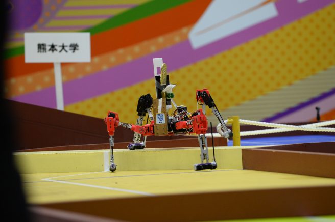 熊本大学の4脚ロボットは蜘蛛型。地を這うようにゴールを目指します。